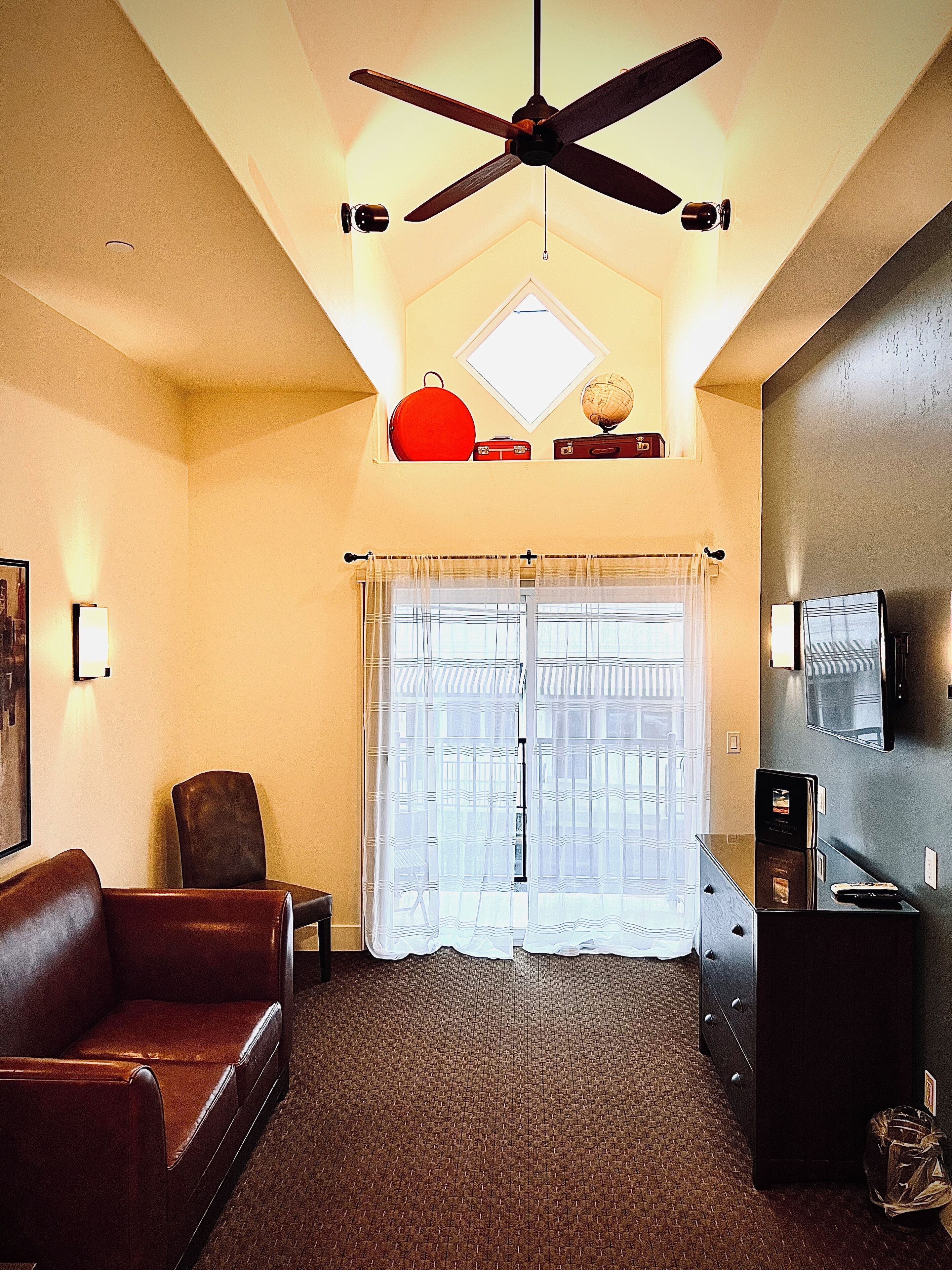 suite, 1 king bed | premium bedding, minibar, individually decorated, individually furnished