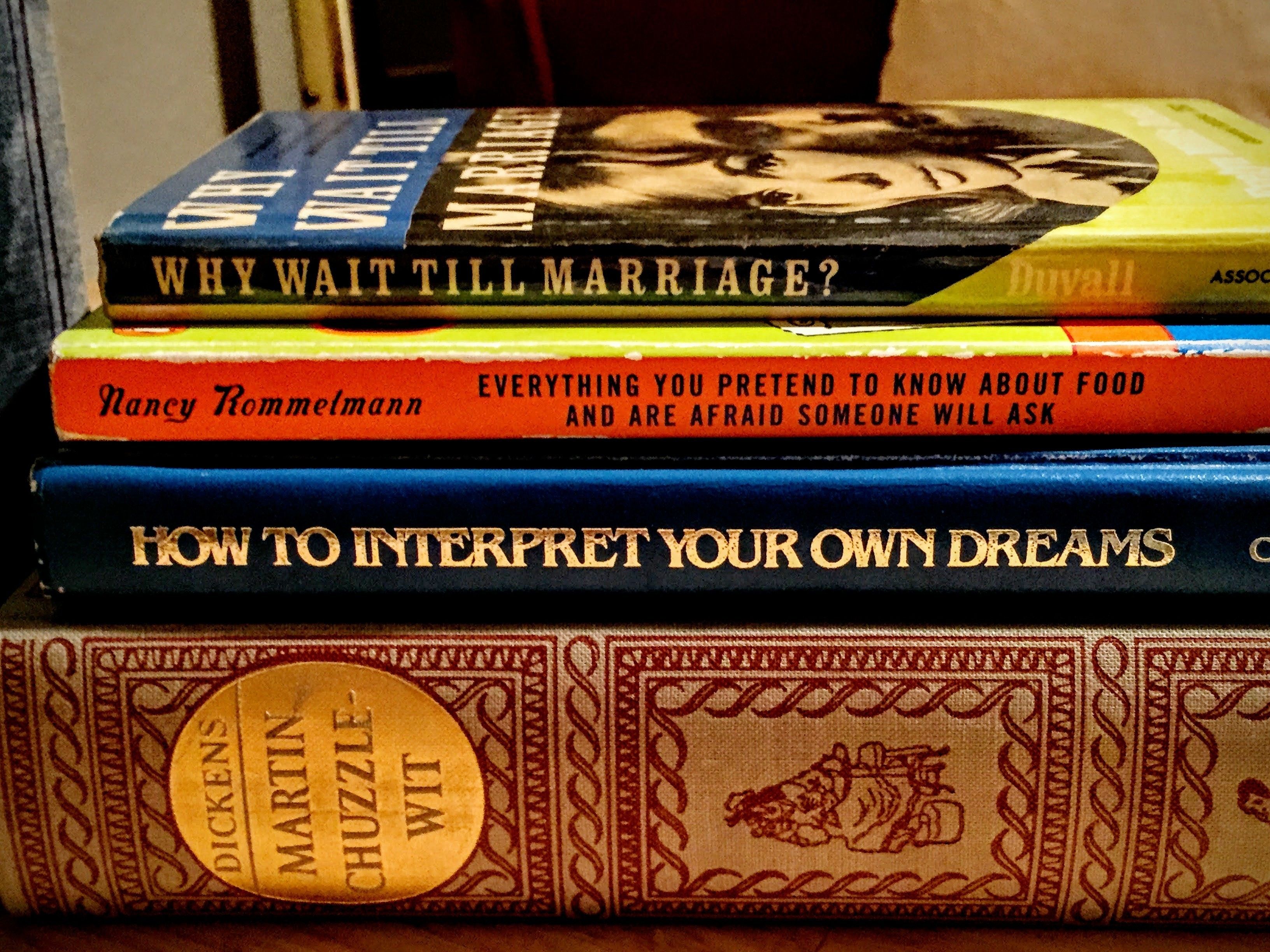 Une pile de livres dont les titres et les auteurs sont clairement visibles.