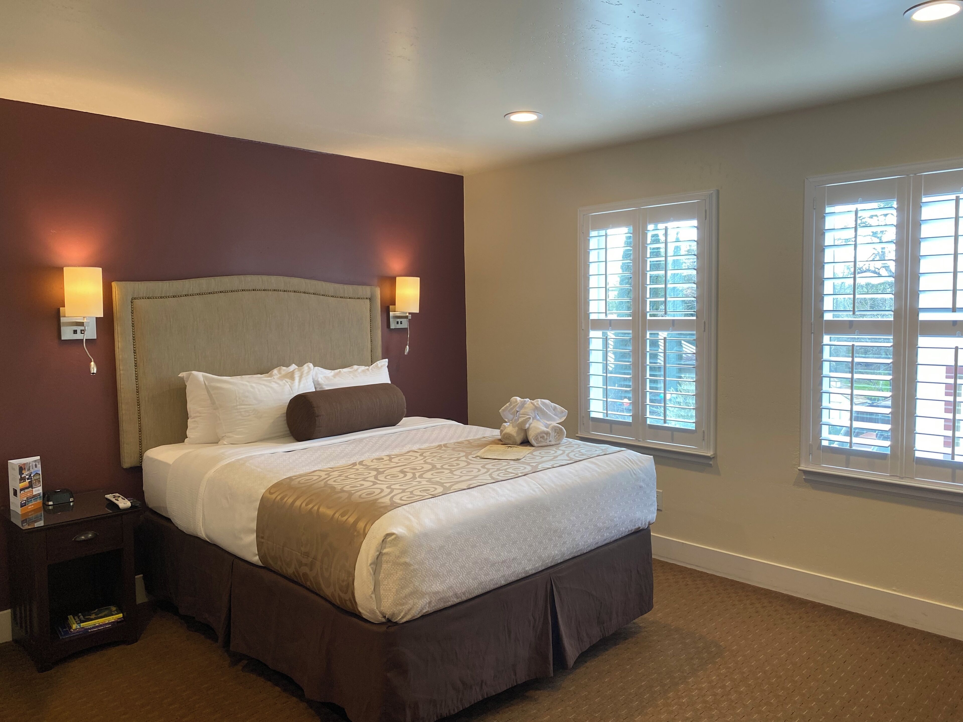 standard room, 1 queen bed | premium bedding, minibar, individually decorated, individually furnished