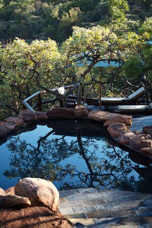 Utendørsbasseng, bassengparasoller og solsenger