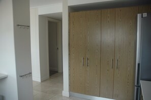 เอ็กเซกคิวทีฟอพาร์ทเมนท์, 2 ห้องนอน | ครัวส่วนตัว | ตู้เย็นขนาดใหญ่, เครื่องล้างจาน, เก้าอี้กินข้าวสำหรับเด็ก