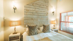 Premium bedding, minibar, in-room safe, individually decorated - Villa Chad Luxury Guesthouse (Kleinmond)