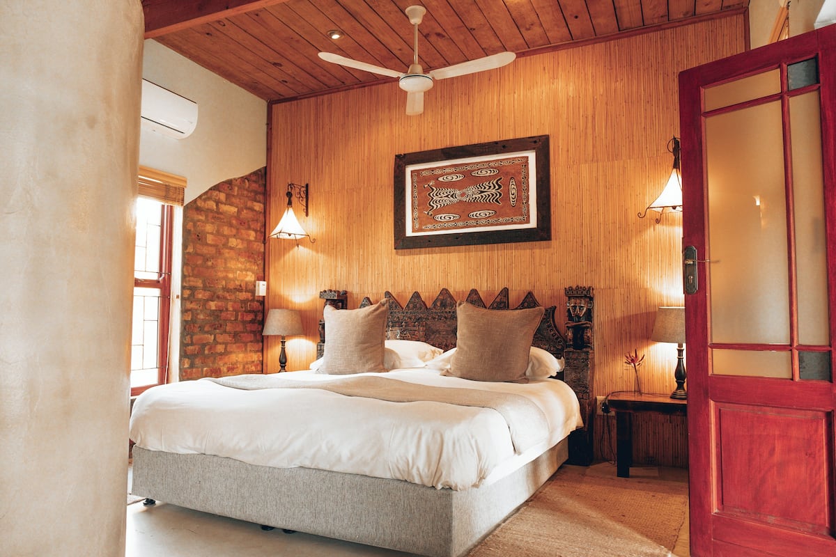 Deluxe Room | 1 bedroom, premium bedding, minibar, in-room safe