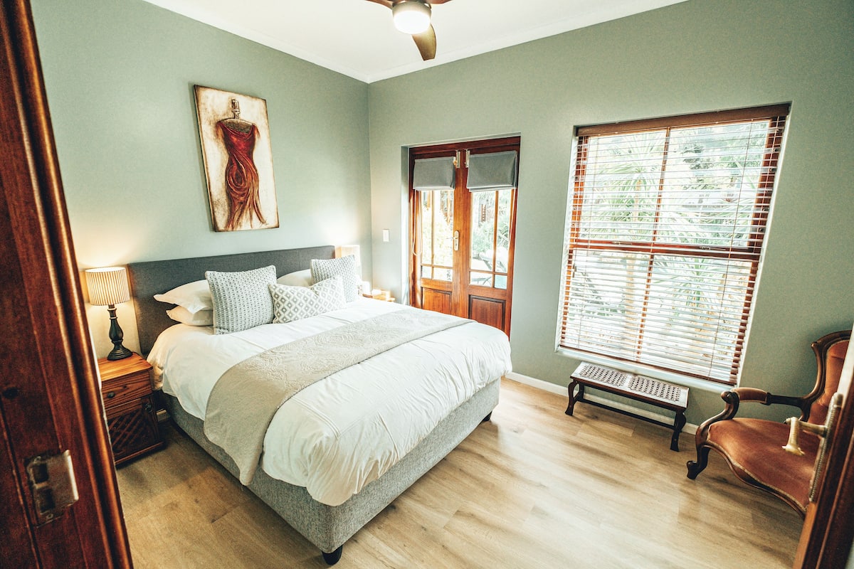 Superior Room | 1 bedroom, premium bedding, minibar, in-room safe