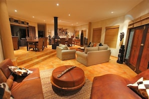Lobby lounge