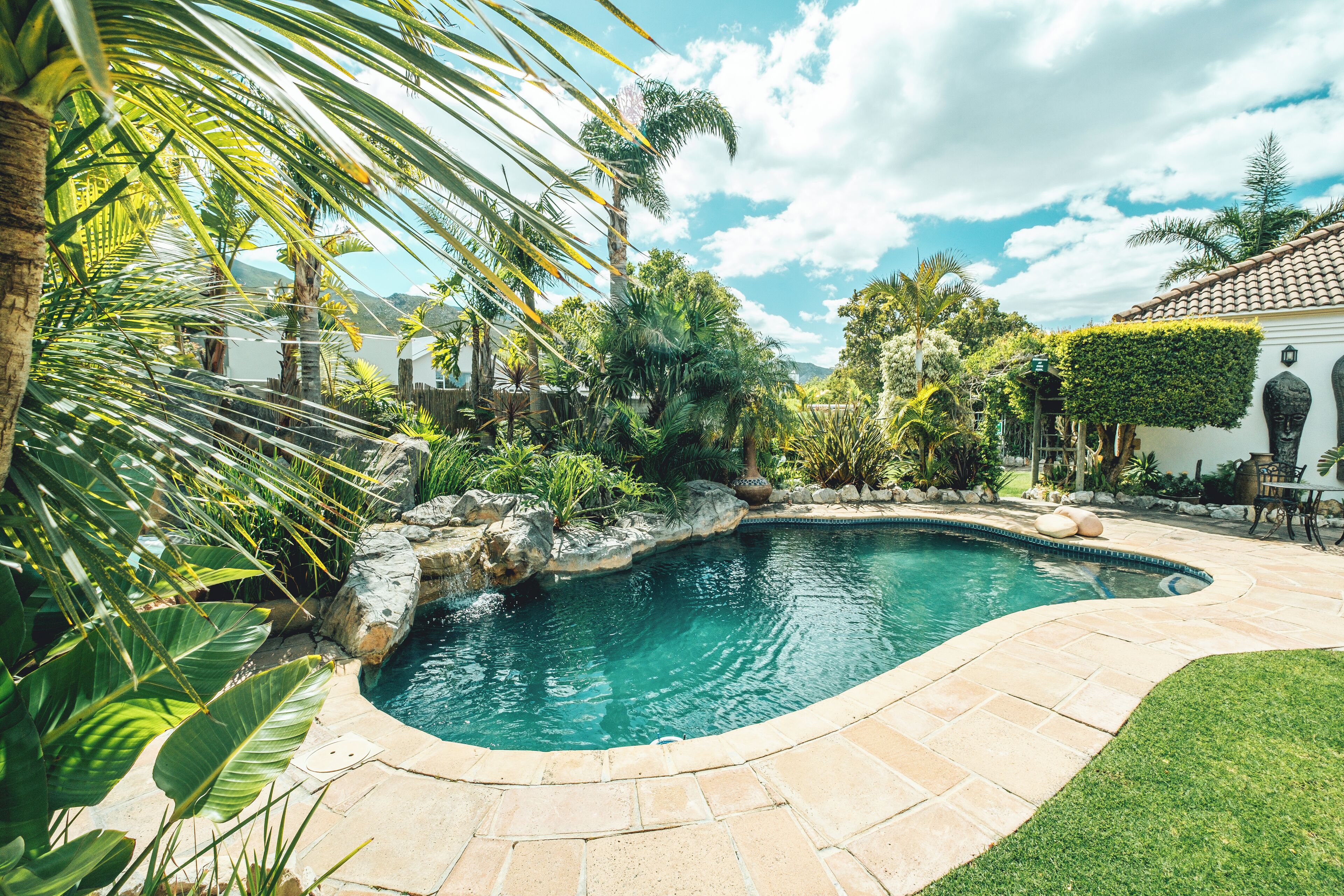 Außenpool, Sonnenschirme, Liegestühle