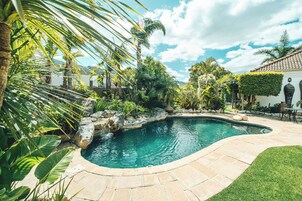 Piscina externa, guarda-sóis, espreguiçadeiras