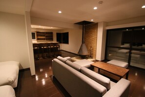 Caja de seguridad en la habitación, escritorio y wifi gratis 