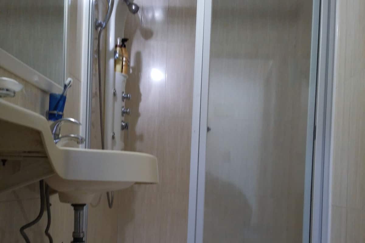 shower, free toiletries, towels