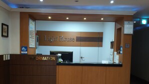 Un mostrador de recepción con un letrero que dice "Light House" y un letrero de "Speed Care".