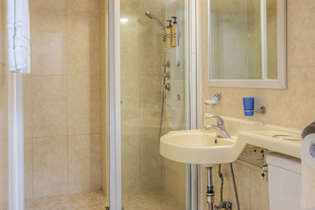 shower, free toiletries, towels