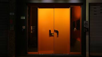 A double door with a sign indicating the interior of a Bellus hotel.