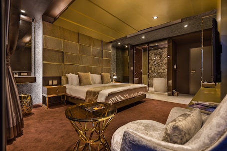 Decoración personalizada, muebles diferentes, escritorio y wifi gratis