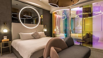 Gallery Double Room, 1 Queen Bed, Non Smoking, Bathtub | Individually decorated, individually furnished, desk, free WiFi