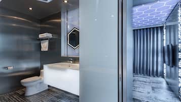 Zimmer, Badewanne | Individuell dekoriert, individuell eingerichtet, Schreibtisch
