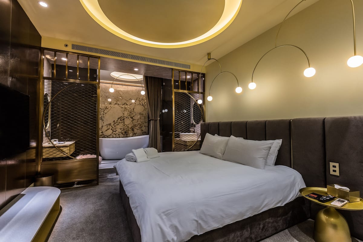 Golden Arc Room with Double Bed (4 min. walking distance from C/I) | Individually decorated, individually furnished, desk, free WiFi