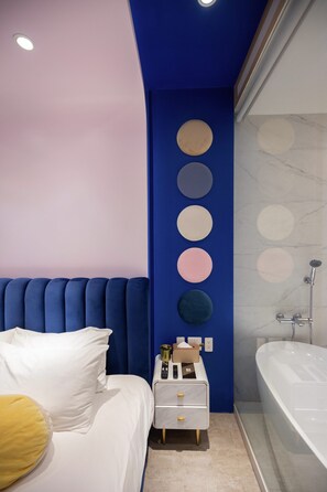 Decoración personalizada, muebles diferentes, escritorio y wifi gratis 