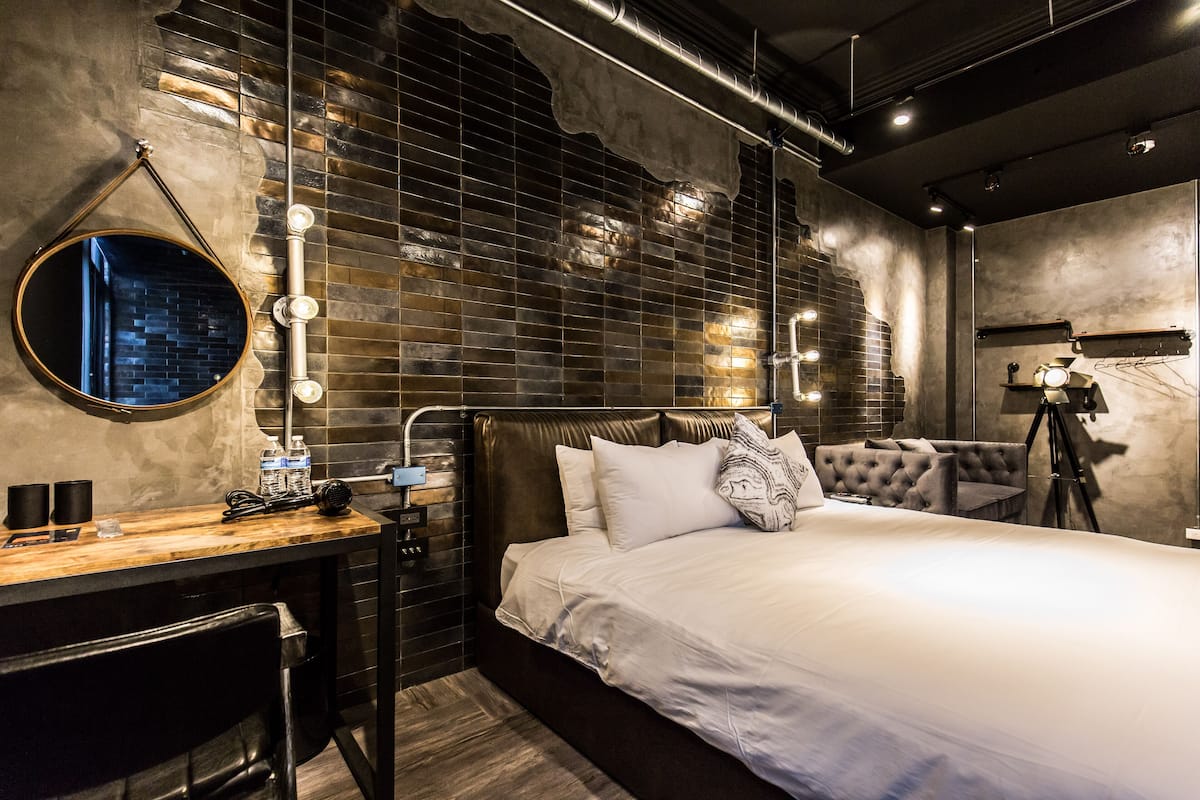 Modern Loft Room with Double Bed (4 min. walking distance from C/I) | Individually decorated, individually furnished, desk, free WiFi