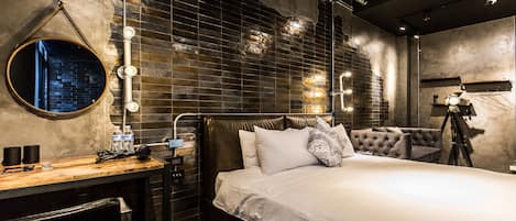 Modern Loft Room with Double Bed (4 min. walking distance from C/I) | Individually decorated, individually furnished, desk, free WiFi