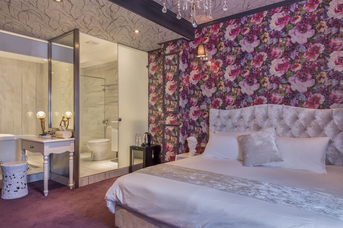 Floral style | Individually decorated, individually furnished, desk, free WiFi