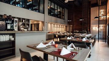 Daily cooked-to-order breakfast (TWD 300 per person)