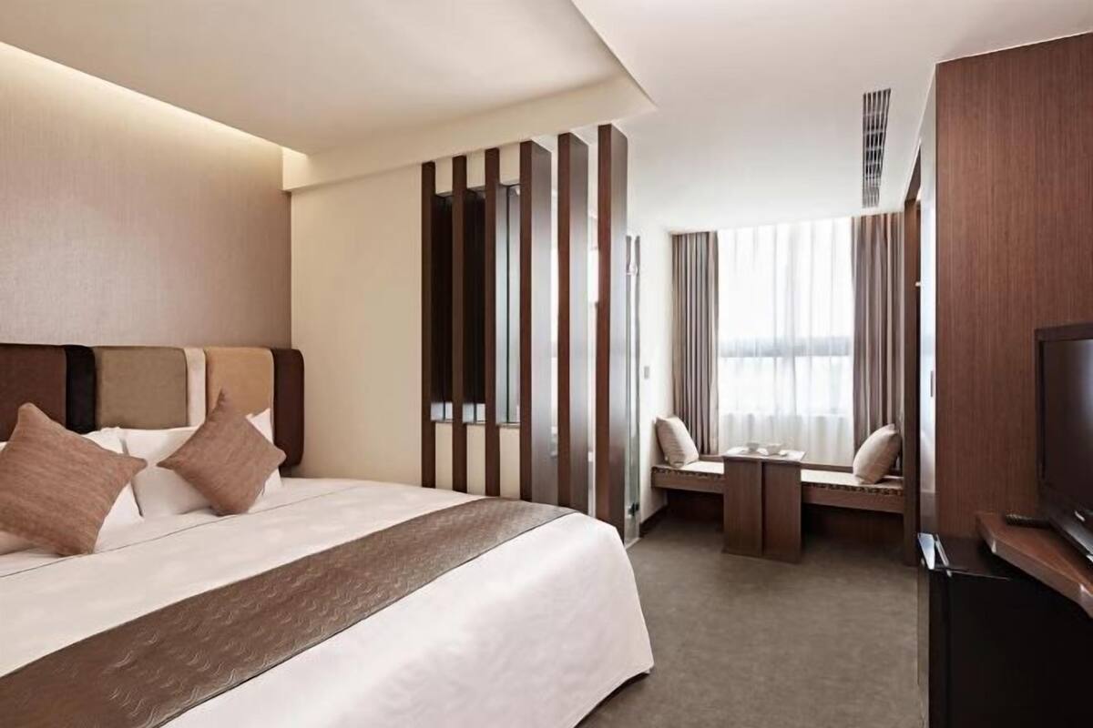 Laptop workspace, blackout curtains, soundproofing, free WiFi