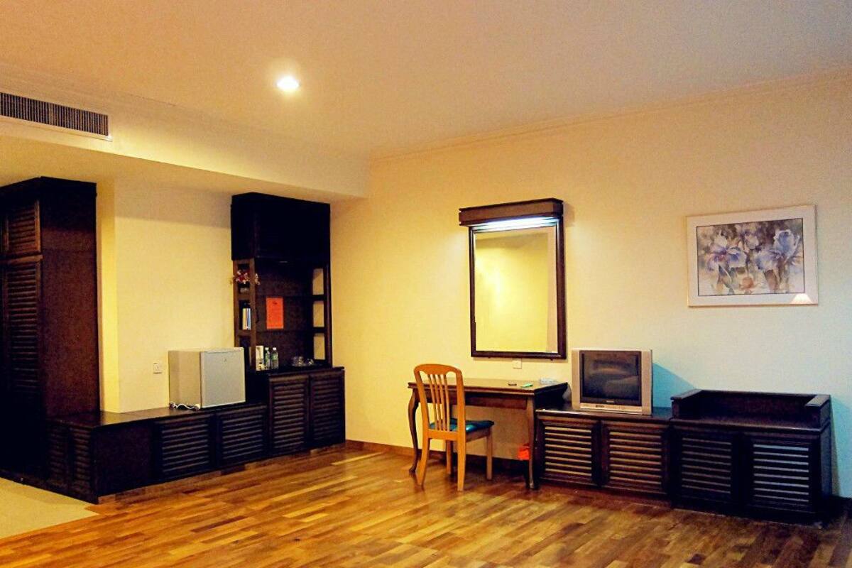 Deluxe Room | Iron/ironing board, free WiFi
