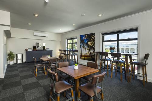 Bar-salon dans le hall