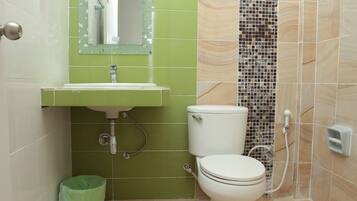 Kamar Double Standar | Kamar mandi | Shower dan perlengkapan mandi gratis