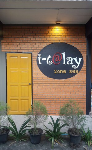 ฝ่ายต้อนรับ