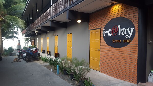A building with a sign reading "i-RoLay 2018-993". - I-Talay Zone Sea (Rayong)