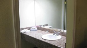 Bañera con ducha, toallas