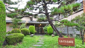 A traditional Japanese garden with a stone pathway leading to a building entrance. - Kajiya Bekkan Ramakkoro Yamenekoyado (Ichinoseki)