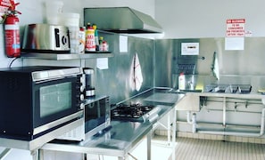 Microwave, kompor, pemanggang roti, dan penggiling kopi