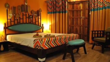 Neil Regal Villa | Desk, cots/infant beds