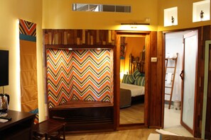 Deluxe-huone, 1 keskisuuri parisänky, näköala lomakeskukseen, puutarha-alue | Työpöytä, vauvansängyt