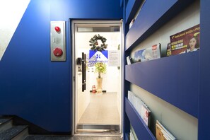 Porch - K-GUESTHOUSE Insadong 2 (Seoul)