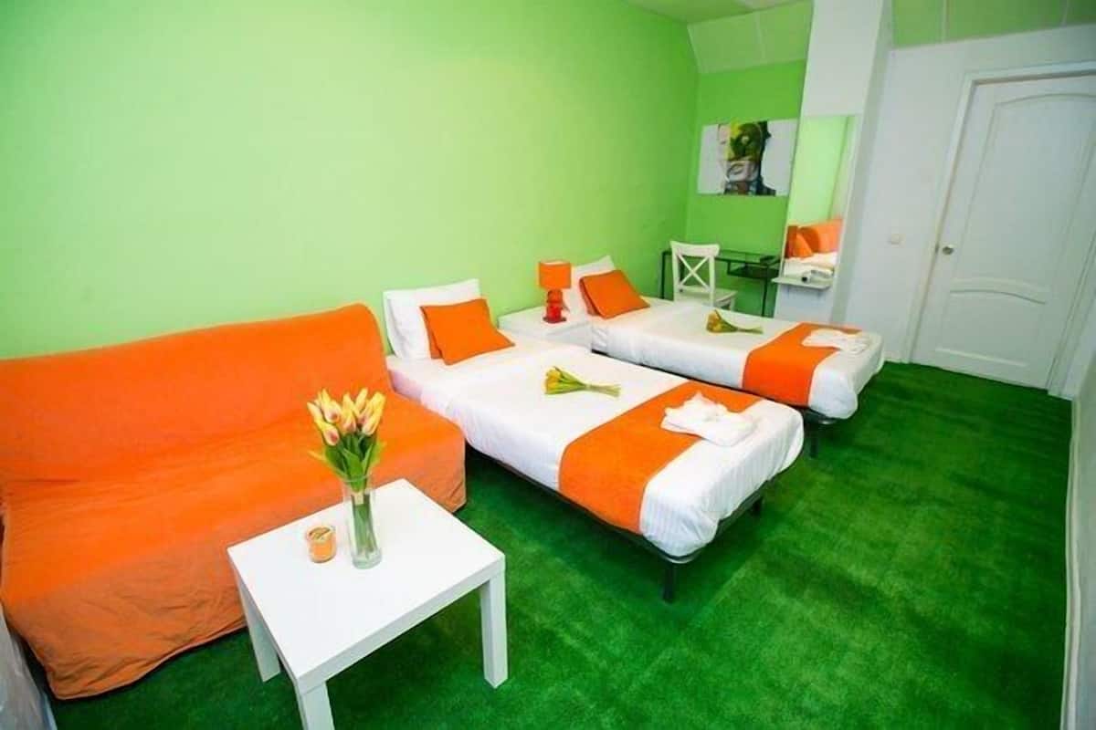 Habitación superior con 2 camas individuales | Escritorio, insonorización, tabla de planchar con plancha y camas extra