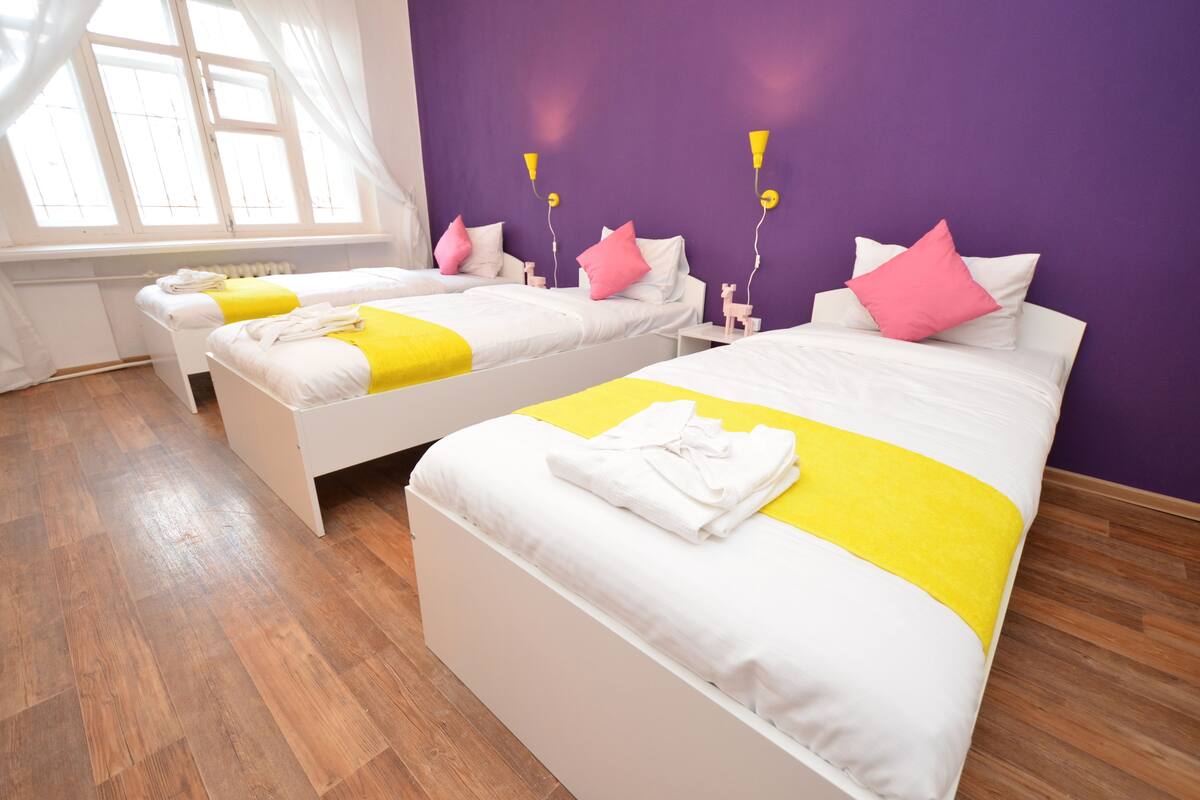 Dormitorio compartido estándar, solo para mujeres | Escritorio, insonorización, tabla de planchar con plancha y camas extra