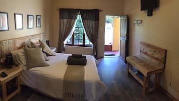 Habitación (9) | Ropa de cama de alta calidad y escritorio