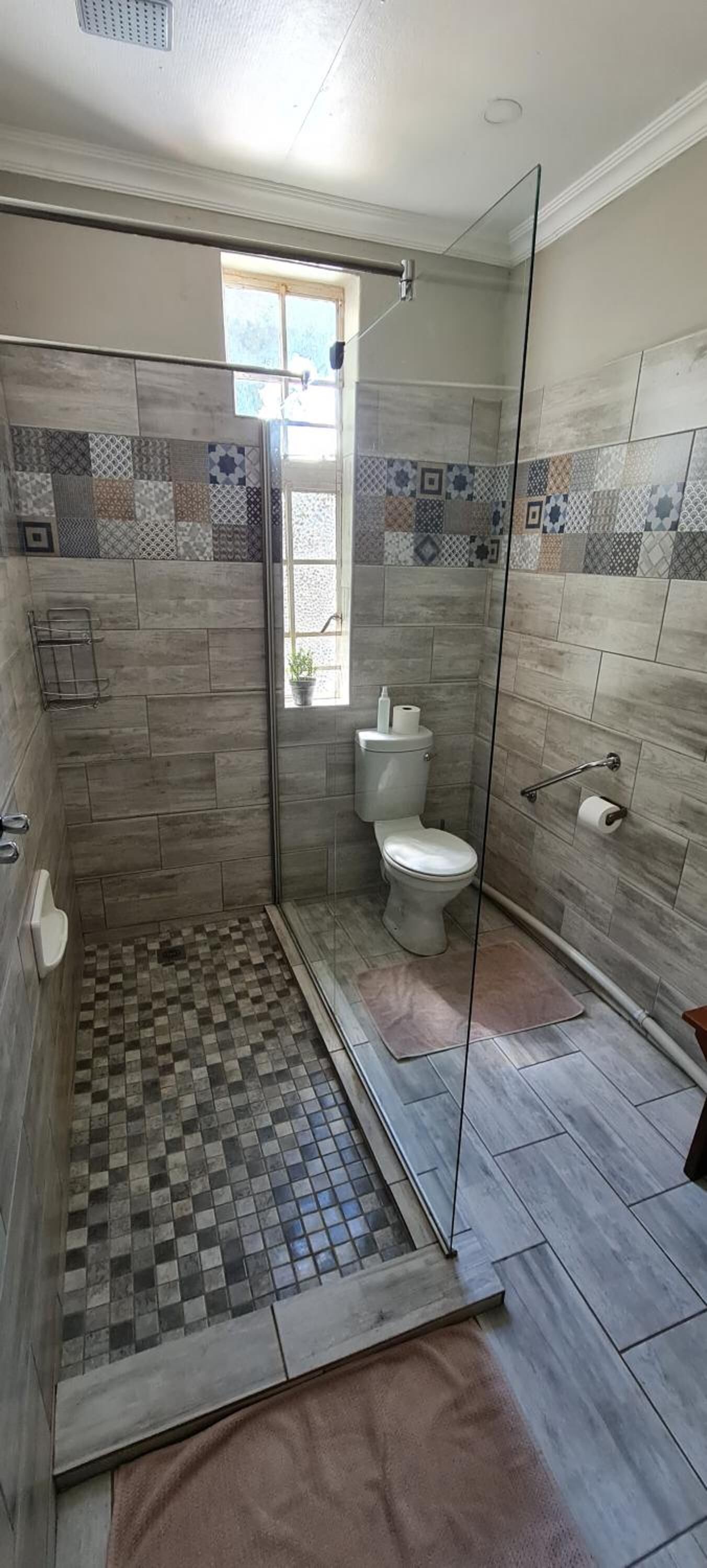 Combined shower/tub, free toiletries, towels, soap