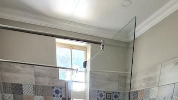 Combined shower/tub, free toiletries, towels, soap