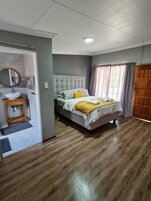 Ropa de cama de alta calidad y escritorio