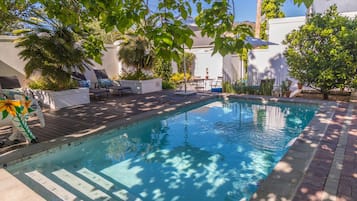 室外游泳池,提供日光浴躺椅