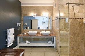 Kahden hengen huone (Pool (Queen Size)) | Kylpyhuone | Suihku, designer-hygieniatuotteet, hiustenkuivaaja, kylpytakit