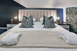 Balcony (Queen Room)  | Minibar, in-room safe, individually decorated, individually furnished - Ashbourne Boutique Guesthouse (Franschhoek)