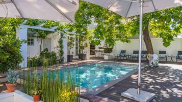 Außenpool, Liegestühle