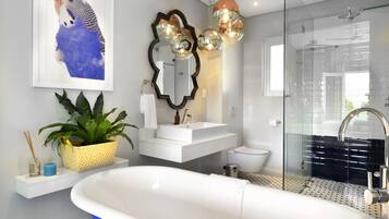 Luxury En-Suite King/Twin Mountain Views | Lavabo de la salle de bain