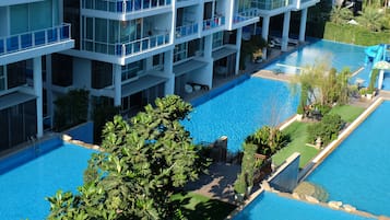 8 outdoor pools, pool loungers