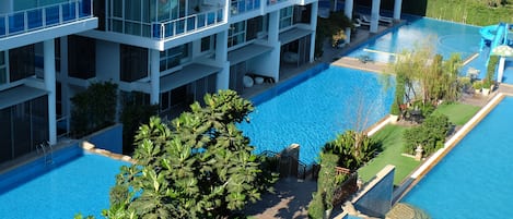 8 outdoor pools, pool loungers